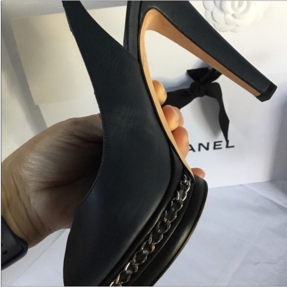 CHANEL - Picture 15 of 16